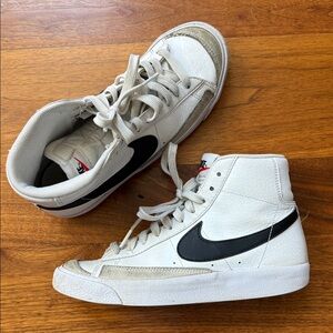 Nike Youth Blazer Mid ‘77 Size 5